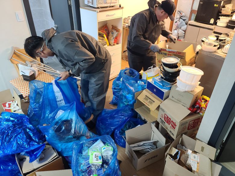 지난 3일 오전 9시 30분쯤, 특수청소업체 직원들이 쓰레기를 분리수거하고 있다. 이 집 쓰레기의 대부분은 택배 상자, 배달 용기와 빈 소주 병이었다./채제우 기자