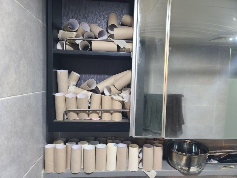 아파트 화장실 선반에 다 쓴 휴지의 휴지심이 빼곡히 쌓여 있다./채제우 기자