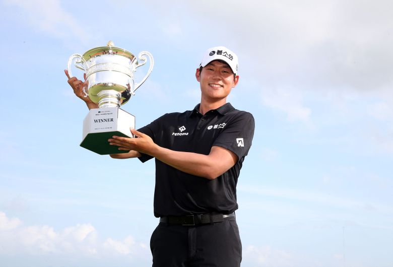 캐나다 교포 신용구가 14일 전남 영암군 사우스링스 영암에서 KPGA 코리안투어 우성종합건설 오픈 우승 트로피를 들고 기뻐하고 있다./KPGA