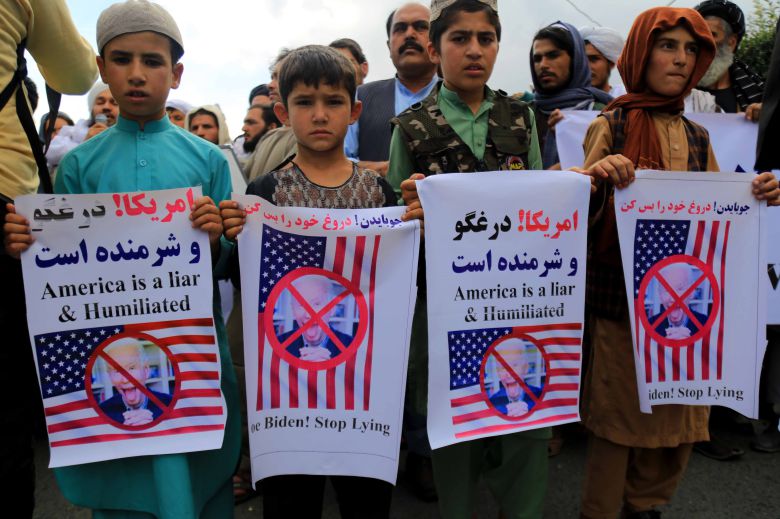 5일(현지 시각) 아프가니스탄 카불에서 최근 미국이 알카에다 수괴 아이만 알자와히리를 제거하기 위해 드론 공격을 한 것에 대해 규탄하는 반미 시위가 열렸다. /EPA 연합뉴스