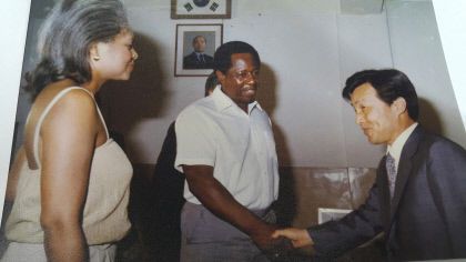 1982년 8월31일 이상희 당시 대구시장이 미국 메이저리그 전설의 홈런타자인 행크 아론에게 명예시민증을 전달한 뒤 악수하고 있다./대구시 제공