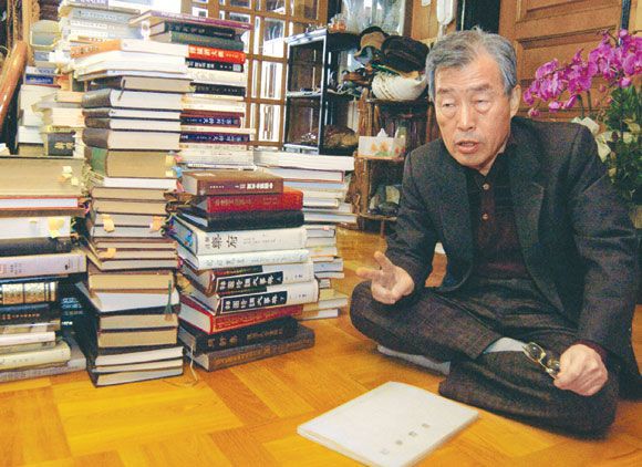 이상희 前 장관이 <花菴隋錄>(화암수록)을 앞에 놓고 설명하고 있다./월간조선 제공