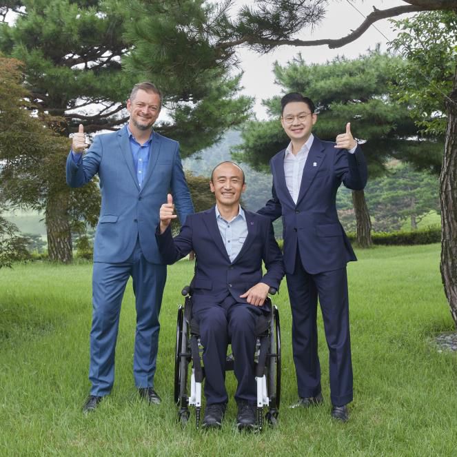 반다비체육센터 개관식 참석차 방한한 앤드루 파슨스 국제패럴림픽위원회(IPC) 위원장(왼쪽)이 17일 경기도 화성 발리오스 승마클럽에서 정진완 대한장애인체육회장(가운데), 배동현 2018 평창동계패럴림픽대회 한국 선수단장과 만나 포즈를 취하고 있다. /연합뉴스