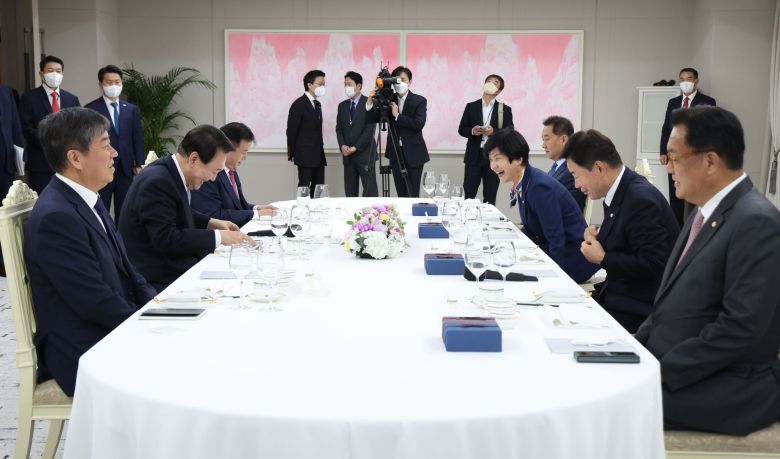 윤석열 대통령이 19일 서울 용산 대통령실 청사에서 열린 21대 국회 후반기 신임 국회의장단 초청 만찬에서 환담하고 있다.      오른쪽부터 시계 반대방향으로 정진석 국회 부의장, 김진표 국회의장, 김영주 부의장, 이광재 사무총장. 이진복 정무수석, 윤 대통령, 김대기 비서실장. /연합뉴스