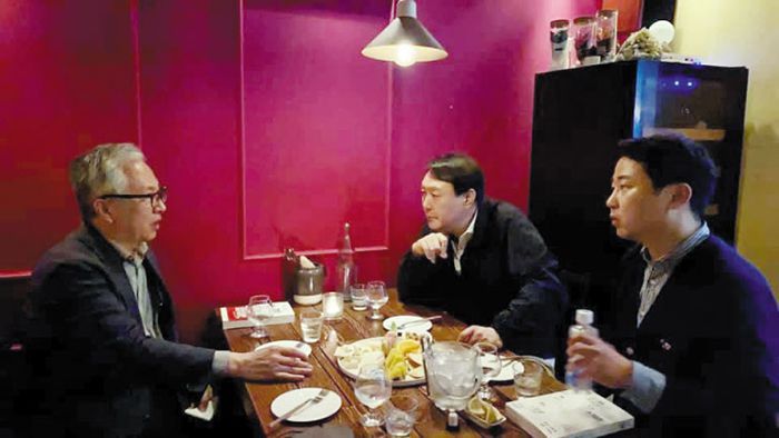 2021년 6월 윤석열 대통령이 서울 서대문구 연희동에 있는 한 선술집에서 모종린(왼쪽) 연세대 교수, 장예찬(오른쪽) 청년재단 이사장 등과 이야기를 나누고 있다. 당시는 윤 대통령이 검찰총장에서 물러난 직후로 정치권에 입문하기 전이었다. /조선DB