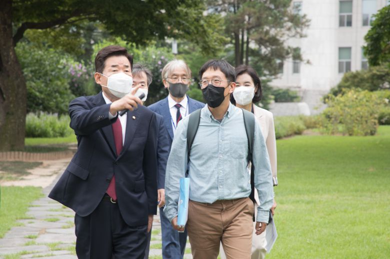 김진표 국회의장이 19일 오후 필즈상 수상자인 허준이 교수와 오찬을 위해 국회 사랑재에 들어서고 있다./연합뉴스