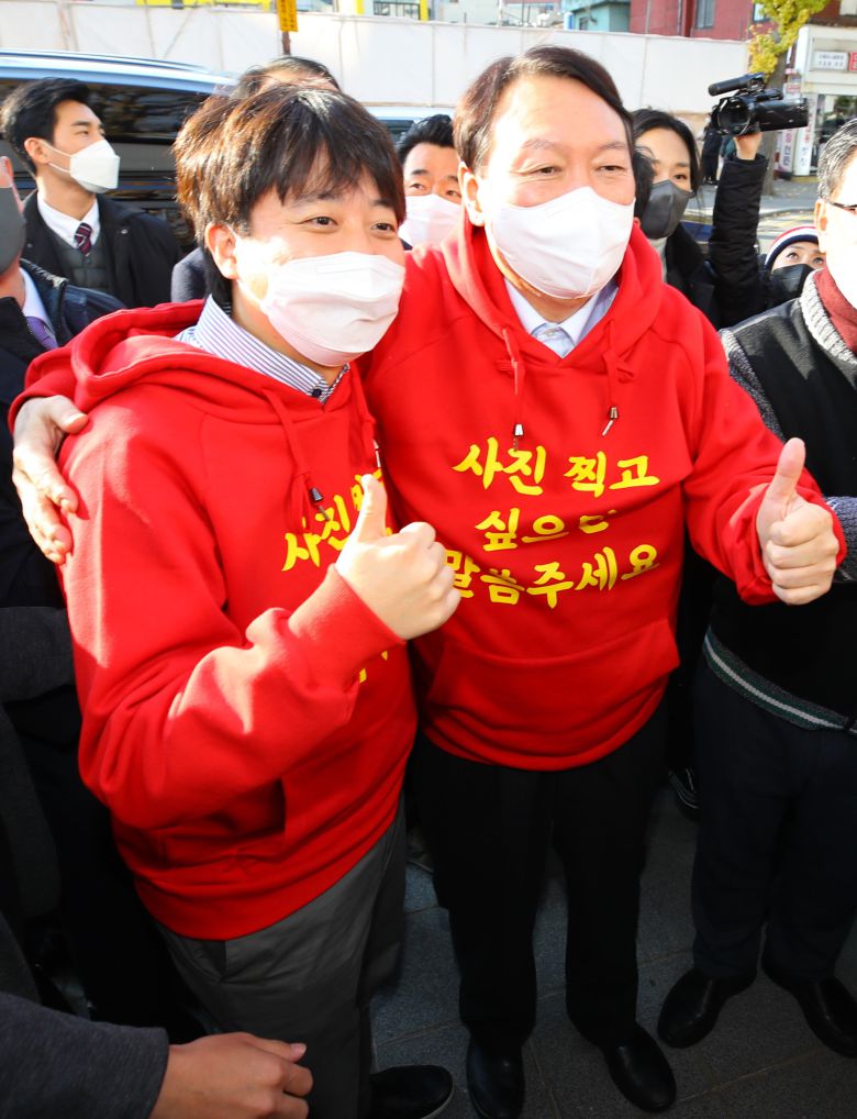 2021년 12월 4일 오후 국민의힘 윤석열 당시 대선후보와 이준석 대표가 부산진구 서면 젊음의 거리기념촬영을 하고 있다./김동환 기자