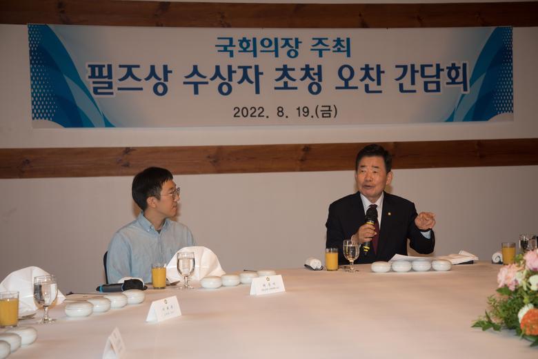 김진표 국회의장이 19일 오후 국회 사랑재에서 필즈상 수상자인 허준이 교수와의 오찬에 앞서 모두발언을 하고 있다./연합뉴스