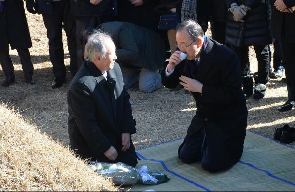 반기문 전 유엔 사무총장이 2017년 1월 14일 충북 음성군 원남면 상당리 행치마을의 선친묘소를 찾아 참배한 뒤 음복하고 있다. /신현종 기자