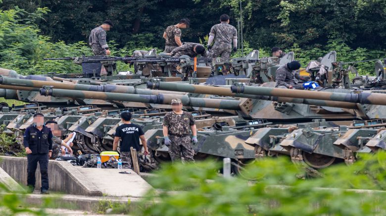 '을지 자유의 방패'(UFS·을지프리덤실드) 연합훈련이 시작된 22일 오전 경기도 파주시의 한 육군 기갑 훈련장에서 K-1 시리즈 전차를 운용하는 장병들이 전차를 정비하고 있다. 2022.8.22 /연합뉴스