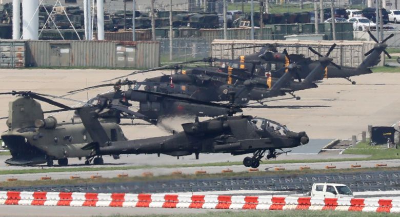 올해 후반기 한미연합연습 '을지 자유의 방패'(UFS·을지프리덤실드)가 시작한 22일 경기 평택시 팽성읍 주한미군 캠프 험프리스에서 헬기가 비행을 하고 있다. 한미 양국 군은 지난 16~19일 나흘 간 이번 UFS의 사전연습 격인 위기관리연습을 실시한 데 이어 22일부터 내달 1일까지 UFS 본연습을 1부와 2부로 나눠 진행한다. 2022.8.22/뉴스1