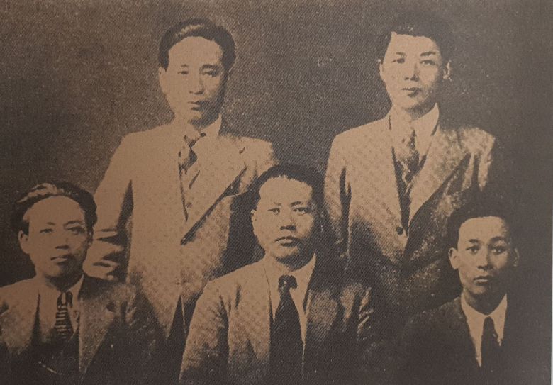 노수현(앞줄 가운데)이 1926년 중외일보로 옮기자 청전 이상범(앞줄 왼쪽)이 '멍텅구리'를  이어받아 그렸다. 오른쪽은 화가 이승만. 뒷줄 왼쪽은 안석주 학예부장, 오른쪽은 파인 김동환.