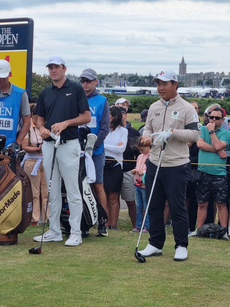 지난해 CJ컵 마지막 라운드에서 김주형과 함께 경기한 뒤 스코티 셰플러는 김주형의 친한 형이 됐다. 사진은 디오픈을 앞두고 함께 연습 라운드를 도는 모습. /김주형선수 가족 제공