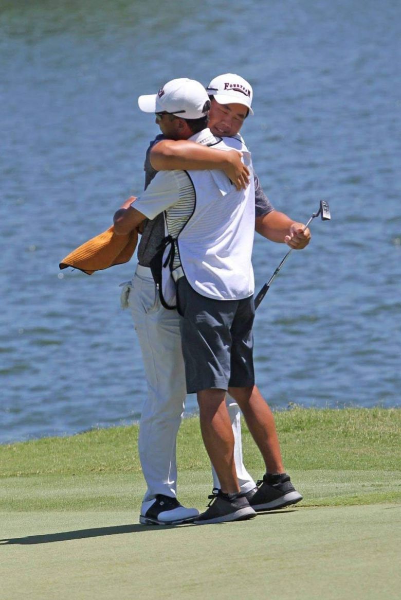 김주형이 2019년 필리핀 투어 대회에서 우승하고 캐디를 맡았던 아버지와 포옹하는 모습. /올댓골프