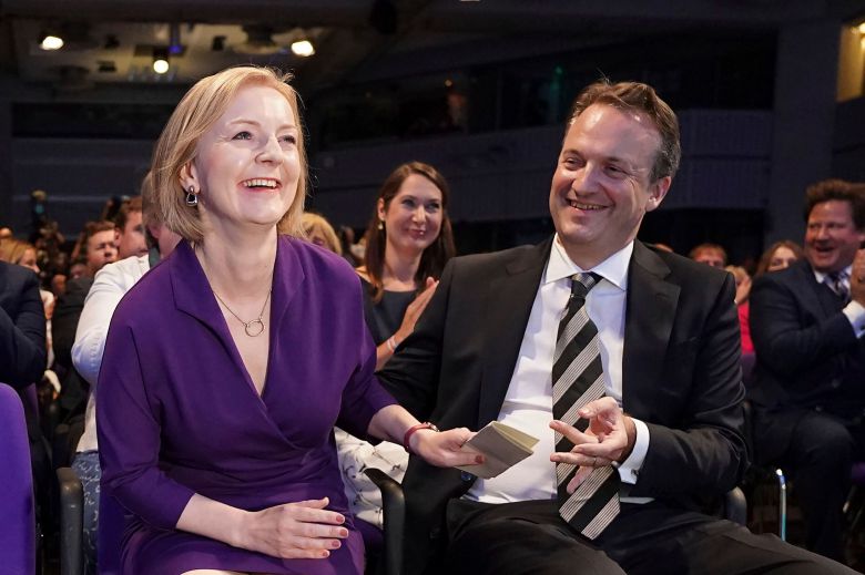 5일 영국의 새 총리에 선출된 리즈 트러스가 총리로 확정된 뒤 남편 휴 오리어리의 축하를 받고 있다./AP 연합뉴스