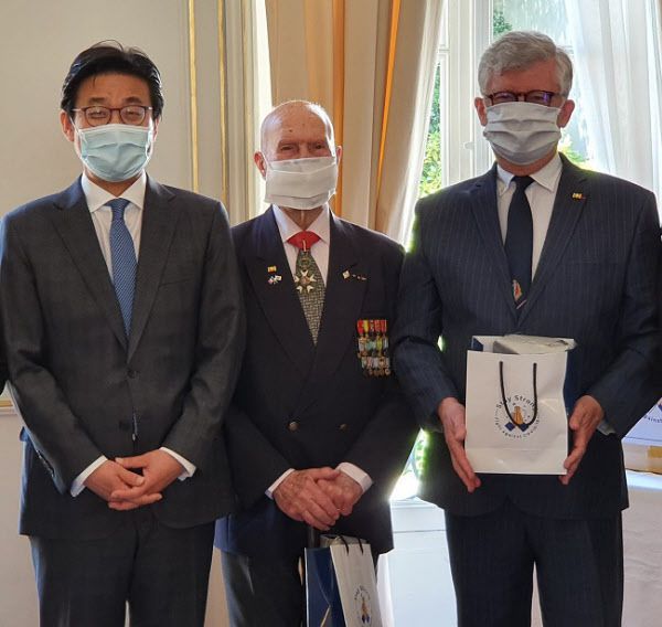 2020년 5월 주프랑스한국대사관이 방역용 마스크를 참전 용사들에게 전달하는 행사를 가졌을 때 자크 그리졸레씨(가운데)와 파트리크 보두앵 프랑스6.25전쟁참전용사협회 회장(오른쪽). 왼쪽은 최종문 당시 프랑스 대사./파리=손진석 기자