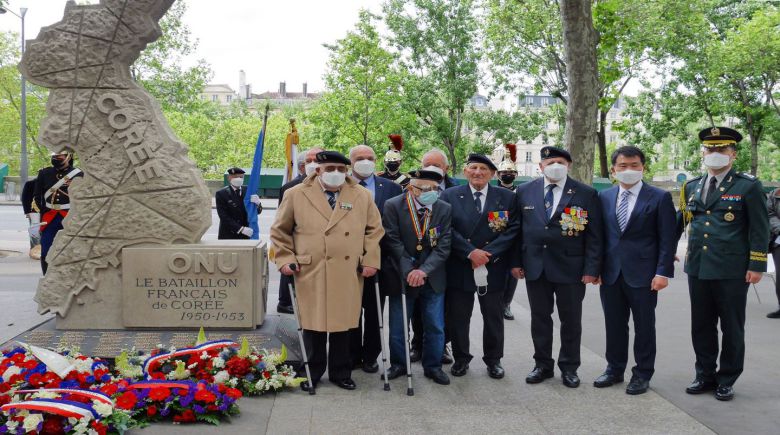 생존해 있는 프랑스의 6.25전쟁 참전용사들이 작년 6월 파리 시내 6.25전쟁 참전 기념비에 전사자 이름 292명을 새겨넣는 제막식에 참석했다./주프랑스대사관