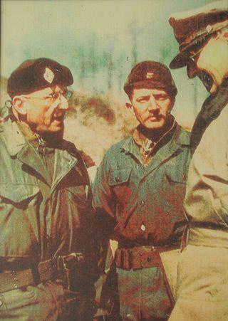 1951년 2월 지평리 전투 후 한국전선을 찾은 미국 맥아더(맨 오른쪽) 사령관을 만나고 있는 몽클라르(맨 왼쪽) 장군.