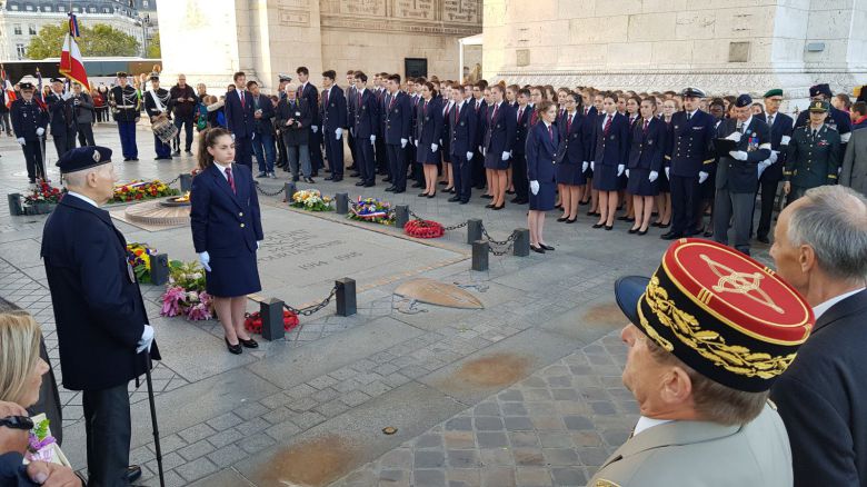 2019년 10월 파리의 개선문에서 프랑스군의 6.25전쟁 참전 기념식이 열렸을 당시 모습. 왼쪽에 서 있는 노병이 자크 그리졸레씨이다. 맞은편 제복을 입은 젊은이들은 프랑스 생시르육군사관학교 생도들이다./파리=손진석 기자