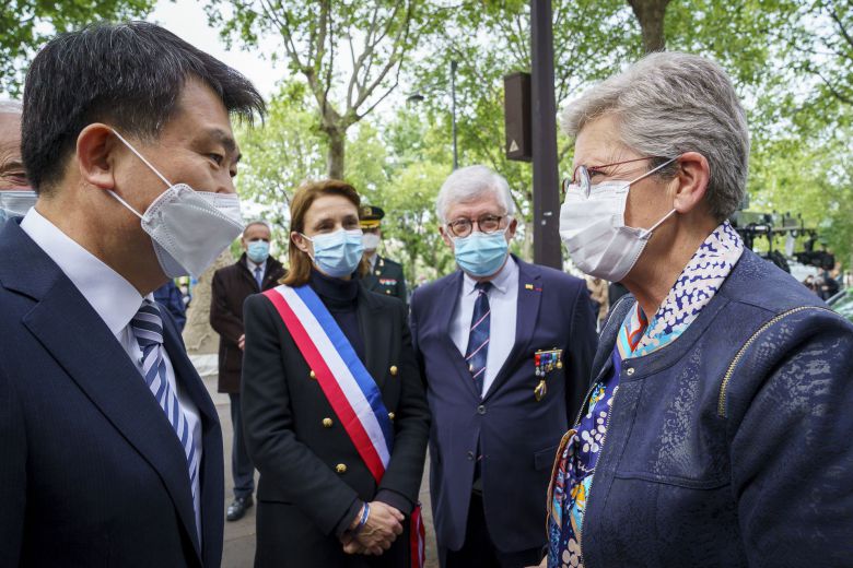 2021년 5월 파리 센강 변에 있는 프랑스군의 6·25전쟁 참전 기념비의 하단에 전사자 292명의 이름을 새겨 넣은 동판을 공개하는 행사. 쥬느비에브 다리외섹 프랑스 보훈장관(오른쪽)과 유대종 주프랑스대사(왼쪽). 오른쪽에서 두번째가 파트리크 보두앵 6.25전쟁 프랑스 참전용사협회 회장이다./프랑스 국방부