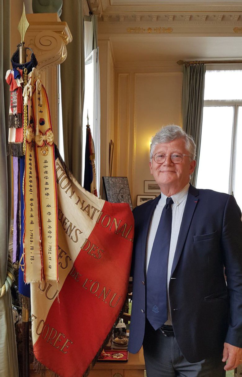 2018년 5월 프랑스의 6·25 전쟁 참전용사협회장인 파트리크 보두앵 생망데市 시장이 집무실에 걸어둔 표창기(旗)를 들어 보이고 있다. 6·25 전쟁 당시 이승만 대통령이 프랑스군에 수여한 것이다./생망데=손진석 기자