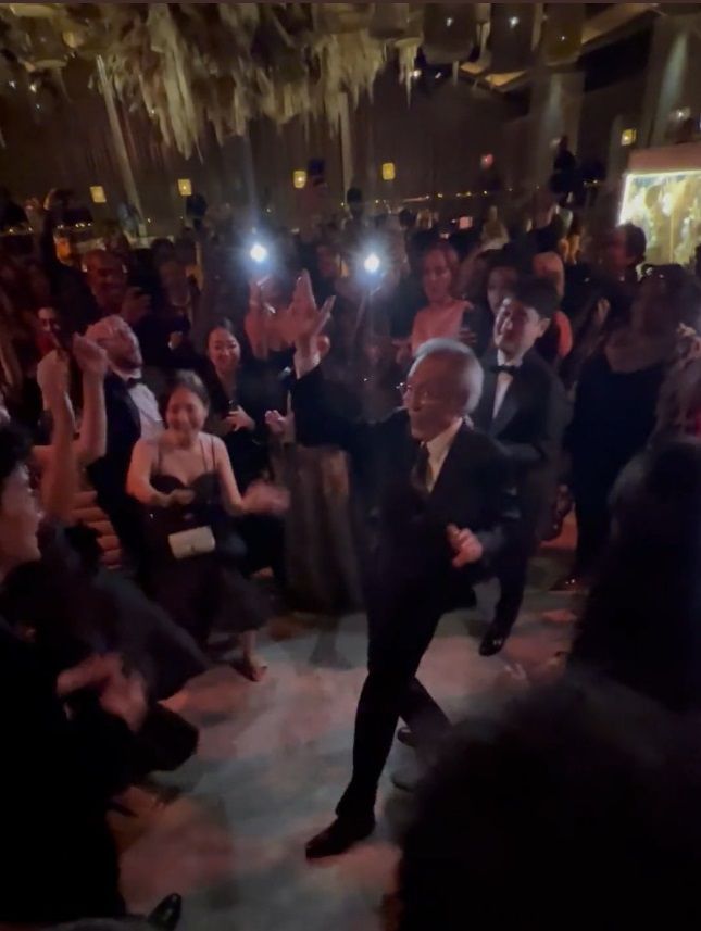 미국 에미상 애프터파티에서 춤을 추고 있는 오영수./트위터