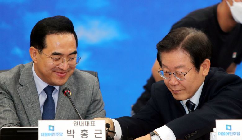 이재명 더불어민주당 대표가 16일 전북도청에서 열린 최고위원회 회의에서 발언을 마치고 박홍근 원내대표에게 마이크를 건네주고 있다./연합뉴스