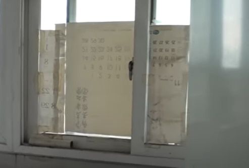 맞은편 아파트 발코니에서 음란행위를 하는 60대 남성 때문에 주민들은 창문에 종이를 붙인 채 지내고 있다./SBS '궁금한 이야기 Y'