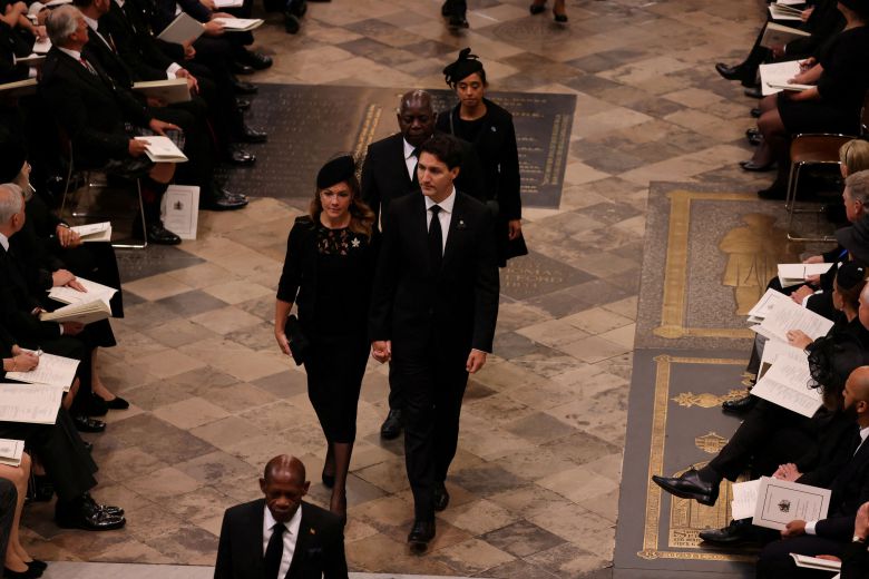 쥐스탱 트뤼도 캐나다 총리와 부인 소피 그레고리 여사가 19일(현지 시각) 열린 영국 엘리자베스 2세 여왕의 장례식에 참석한 모습. /로이터 연합뉴스