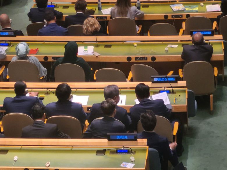 지난 20일(현지시각) 미국 뉴욕 유엔본부의 총회장에서 첫 일반토의 연설을 기다리는 윤석열 대통령(한국 대표단석 맨 오른쪽)이 박진 외교부 장관 등 참모진과 연설 원고 등을 최종 점검하고 있다. /뉴욕=정시행 특파원