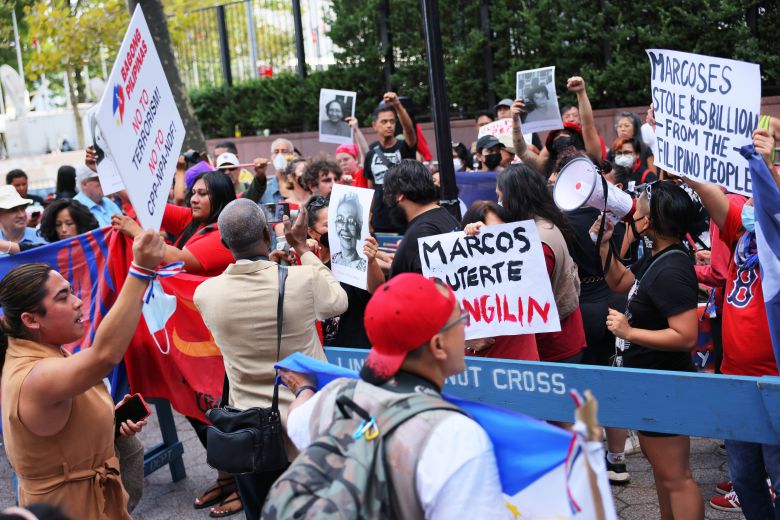 유엔총회가 팬데믹 이후 3년만에 완전한 오프라인 행사로 열려 세계 150여개국 정상급 인사들이 뉴욕을 찾은 가운데, 일반토의 첫날인 20일(현지시각) 유엔본부 인근에서 각종 이슈에 대한 각국 시위대도 몰렸다. 이날 필리핀 두테르테 대통령을 규탄하는 시위대의 모습. /AFP 연합뉴스