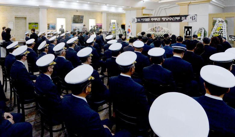 서해상에서 북한군에 피살된 고(故) 이대준 주무관의 영결식이 22일 오전 전남 목포 한 장례식장에서 해양수산부장(葬)으로 엄수돼 서해어업관리단 동료들이 고인을 추모하고 있다. 2022.9.22 /연합뉴스