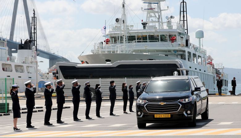 22일 전남 목포시 서해어업관리단 부두에서 고(故) 이대준 해양수산부 주무관의 추모 노제가 열렸다. 노제를 마친 운구차량이 동료직원들의 경례를 받으며 어업지도선전용부두를 떠나고 있다./김영근 기자