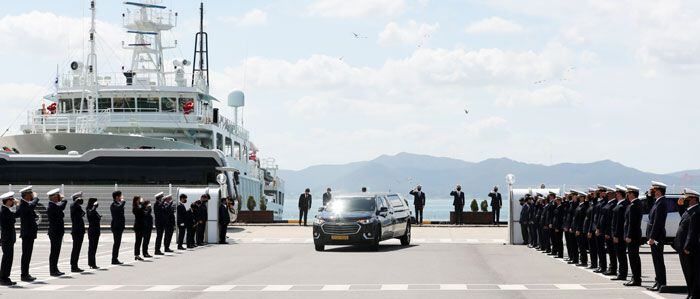 22일 전남 목포시의 어업지도선 전용 부두에서 열린 고(故) 이대준(당시 47세)씨의 노제에서 동료 직원 등이 운구 차량에 경례를 하고 있다. 2020년 서해에서 북한군에 피살된 이씨는 당시 시신이 불태워졌지만, 이날 2년 만에 시신 없이 해양수산부장(葬)으로 영결식이 치러졌다. /김영근 기자