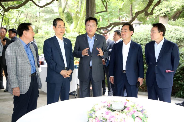 국민의힘과 정부 고위 관계자들이 25일 오전 서울 삼청동 국무총리공관에서 제4차 고위당정협의회를 하기에 앞서 대화를 나누고 있다. 왼쪽부터 김석기 국민의힘 사무총장, 한덕수 국무총리, 정진석 국민의힘 비상대책위원장, 주호영 원내대표, 성일종 정책위원회 의장. /국회사진기자단