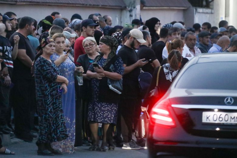 22일 러시아 남서부 자치공화국 다게스탄의 수도 마하치칼라의 예비군 모집소 앞에 시민들이 모여들고 있다. /타스 연합뉴스