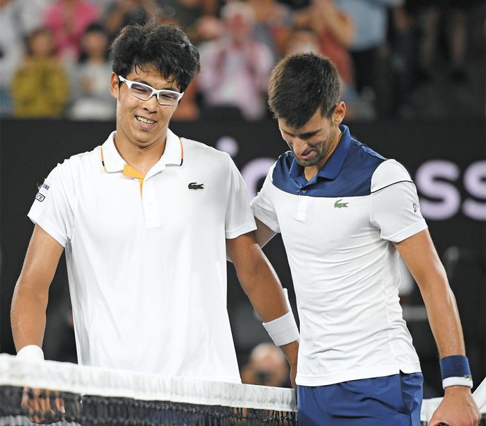 지난 2018년 호주오픈 16강전이 끝난 직후 노바크 조코비치(오른쪽)가 정현에게 다가가 축하 인사를 건네는 장면. /AP연합뉴스