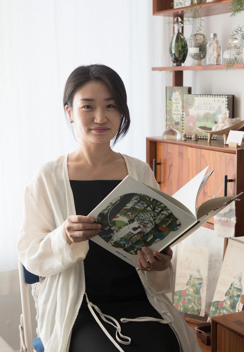 7일 오후, 서울 은평구 오후의 소묘에서 어른들을 위한 그림책을 출판하는 서지우 대표가 포즈를 취하고 있다. /고운호 기자