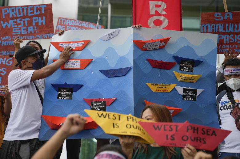 필리핀 시위대가 지난 7월 마닐라 인근 마카티에 위치한 중국 영사관 앞에서 '서필리핀해를 지키자'라는 구호가 적힌 팻말을 들고 시위하고 있다. 남중국해(서필리핀해)는 중국, 필리핀, 베트남 등 여러 국가가 영토분쟁을 겪는 바다로, 국가 간 분쟁이 격화되자 2016년 네덜란드 헤이그 상설중재재판소는 중국의 남중국해 영유권 주장에 근거가 없다고 판결했다. /연합뉴스