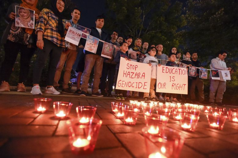 아프가니스탄 소수 집단인 시아파 하자라족 수십명이 지난 2일(현지 시각) 미국 켄터키주 볼링 그린의 광장에 촛불을 켜놓고 카불 교육센터에서 벌어진 자살 폭탄 테러 희생자를 추모하고 있다. 지난달 30일 발생한 폭탄 테러로 여성 46명을 포함해 53명이 숨지고, 100여 명이 다친 것으로 전해졌다. /AP 연합뉴스