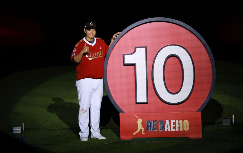 8일 오후 부산 사직야구장에서 열린 롯데 자이언츠 이대호 은퇴식 및 영구결번식에서 이대호가 자신의 영구 결번된 10번 팻말 앞에서 인사하고 있다./연합뉴스