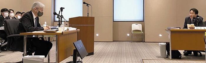 9일 일본 도쿄의 주일 한국대사관에서 열린 국회 외교통일위원회 국정감사에서 더불어민주당 이원욱(오른쪽) 의원이 윤덕민 주일 대사에게 질의하고 있다. /연합뉴스