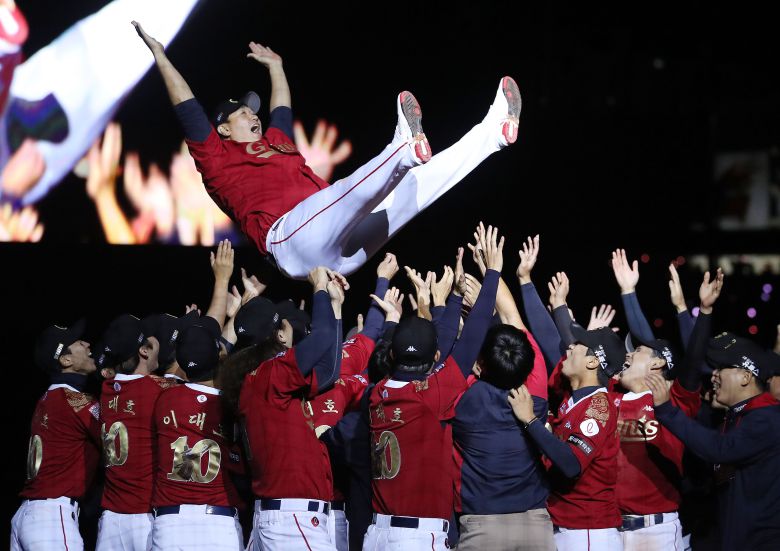 롯데 자이언츠 이대호가 8일 부산 동래구 사직야구장에서 열린 프로야구 '2022 신한은행 SOL KBO리그' LG 트윈스와의 경기가 끝난 후 열린 은퇴식·영구결번식에서 헹가래를 받고 있다. /뉴스1