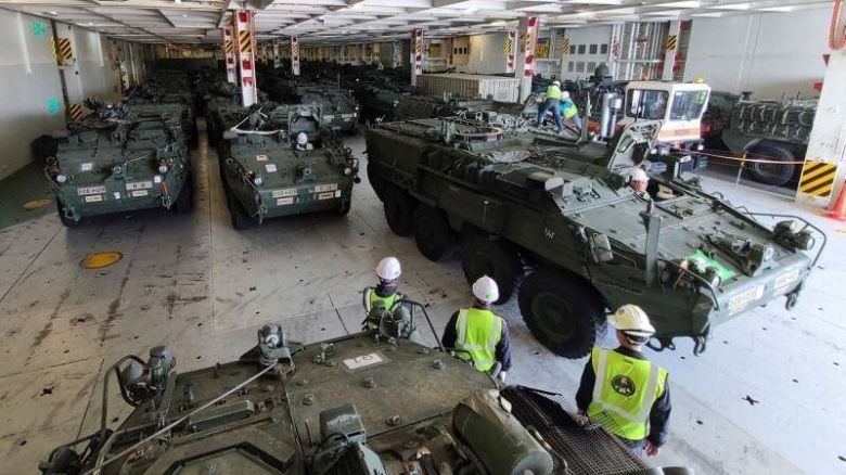 8일 미8군 인력이 평택항에 도착한 제2스트라이커여단전투단(SBCT) 장비를 하역하고 있다. /미8군