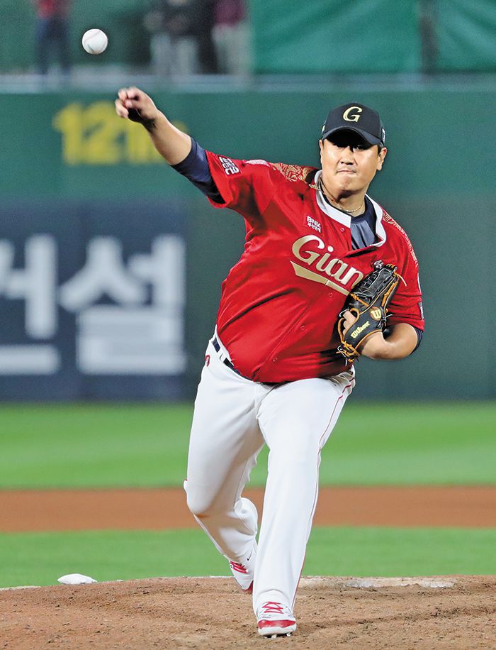 이대호가 8일 LG전에서 8회 투구하고 있다. 경남고 출신인 그는 투수로 프로 지명을 받았다가 야수로 전향했다. 프로 무대에서 마운드에 선 것은 이날이 처음이었다. /뉴스1