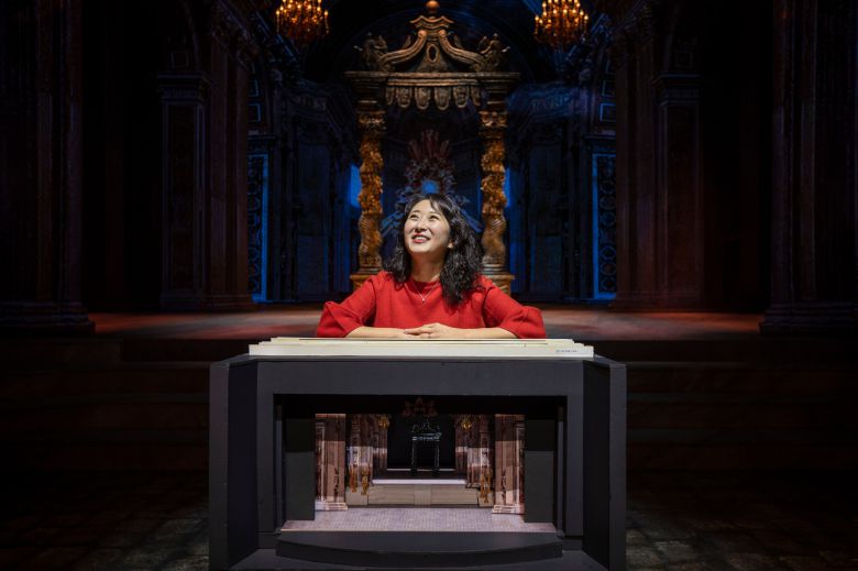 연극 ‘두 교황’ 무대 위에 오른 무대미술가 이엄지는 “결혼은 마동탁 닮은 남자와 했다. 외모 말고 성격이”라며 웃었다. 앞에 무대 미니어처가 보인다. /김지호 기자