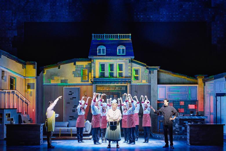 서울 샤롯데씨어터에서 흥행 중인 뮤지컬 '미세스 다웃파이어'도 이엄지가 무대를 디자인했다. /샘컴퍼니