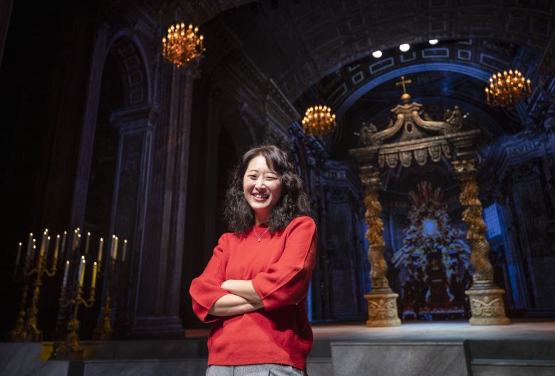 서울 양재동 한전아트센터에서 공연 중인 연극 '두 교황' 무대에 오른 이엄지 디자이너 /김지호 기자