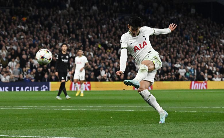 왼발 발리슛으로 골을 넣고있는 손흥민. 로이터.연합뉴스