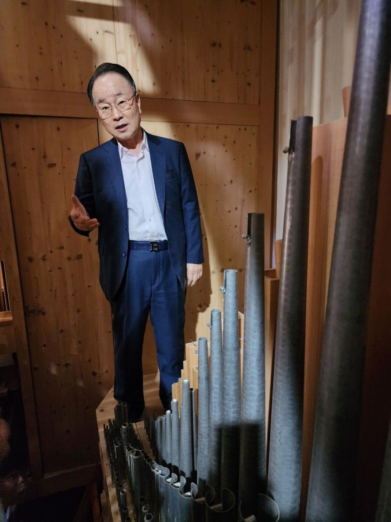 정동제일교회 벧엘예배당 파이프오른간 뒤 송풍실에 선 류영모 한교총 대푷회장. 성인 한 두 명이 겨우 들어갈 수 있는 이 공간에서 3.1운동 당시 독립선언서 등을 등사했다고 한다. /한교총